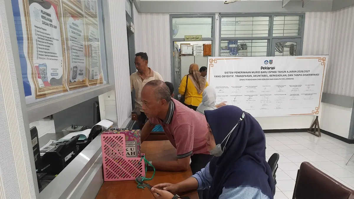 TERTIB: Pelayanan SPMB di ruang Bidang Pembinaan SMP Dinas Pendidikan dan Kebudayaan Kabupaten Jombang, (12/6). (Wenny Rosalina/Radar Jombang)