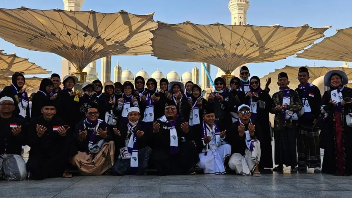 ZIARAH: H Zulfikar Damam Ikhwanto Adhim memimpin jemaah KBIHU Thoriqul Jannah, Jombang melaksanakan ziarah ke sejumlah lokasi bersejarah di sekitar Masjid Nabawi, Madinah, (12/6). 