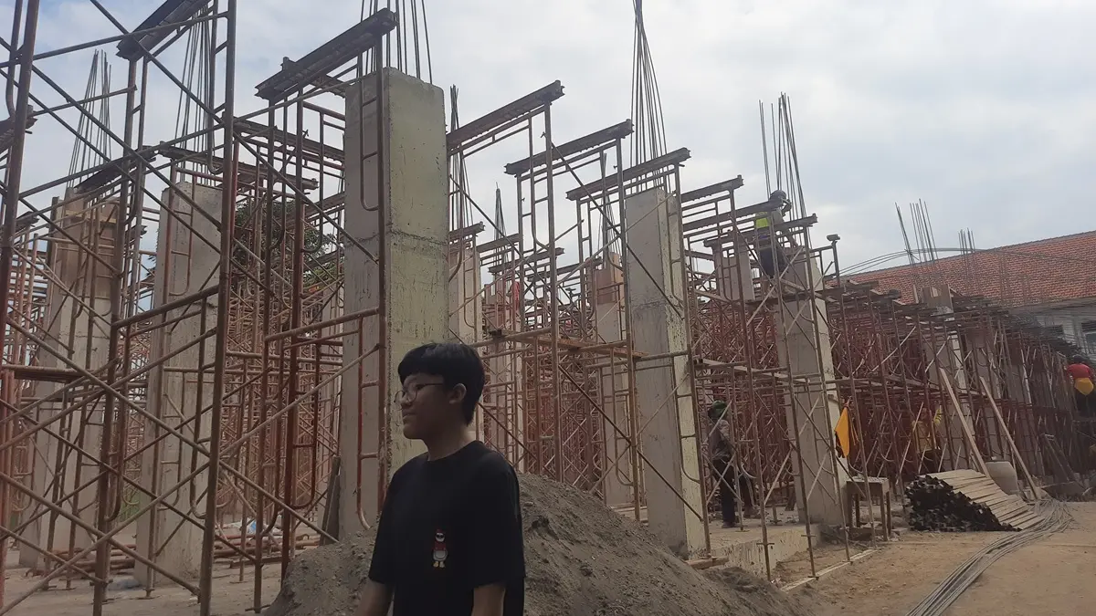 DIKERJAKAN: Proses pembangunan MAN 1 Jombang melalui program SBSN. (Wenny Rosalina/Radar Jombang)