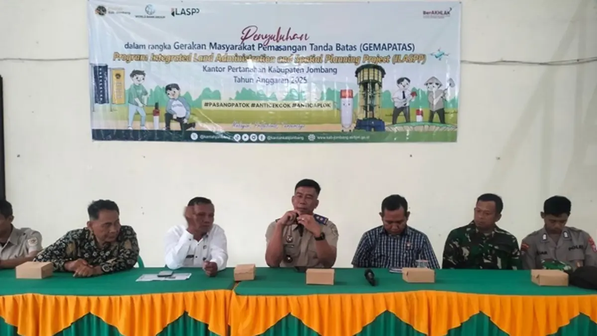 DUKUNG: Kepala Desa Sumberagung Shodiqin mengikuti sosialisasi Gerakan Bersama Pemasangan Tanda Batas (Gemapatas). (Anggi Fridianto/Radar Jombang)