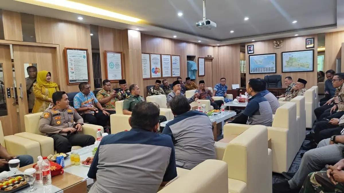 PANTAU: Bupati Jombang Warsubi saat melakukan kunjungan kerja ke dua perusahaan besar, PT Camino Industrial Indonesia dan PT Cheil Jedang Indonesia (CJI), Jumat (12/6). (Anggi Fridianto/Radar Jombang)