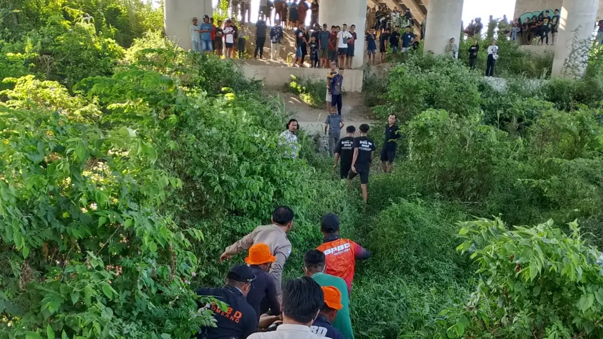 Seorang pengusaha toko pakaian asal Kecamatan Tembelang, Jombang berinisial AR, 35, meninggal dunia setelah diduga melompat dari Jembatan Baru Ploso, Minggu (14/6). (Achmad RW/Radar Jombang)