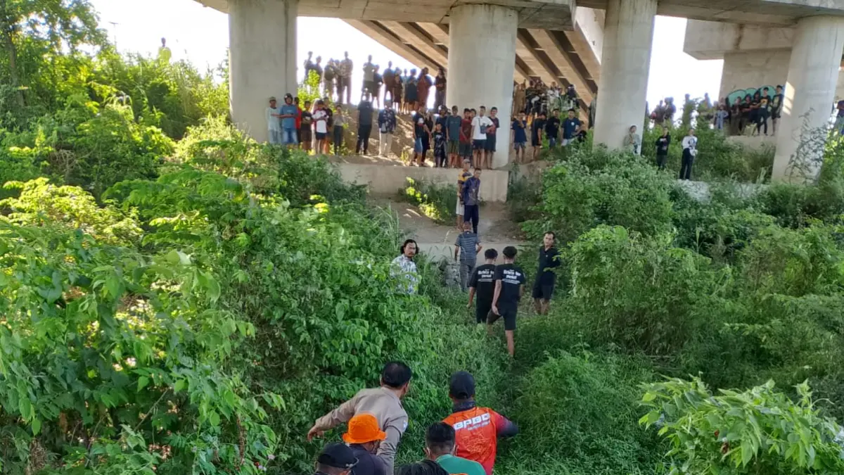 Seorang pria berinisial AR, 35, warga Kecamatan Tembelang, meninggal dunia setelah diduga nekat melompat dari Jembatan Baru Ploso, Jombang, Minggu (14/6) siang. (Achmad RW/Radar Jombang)
