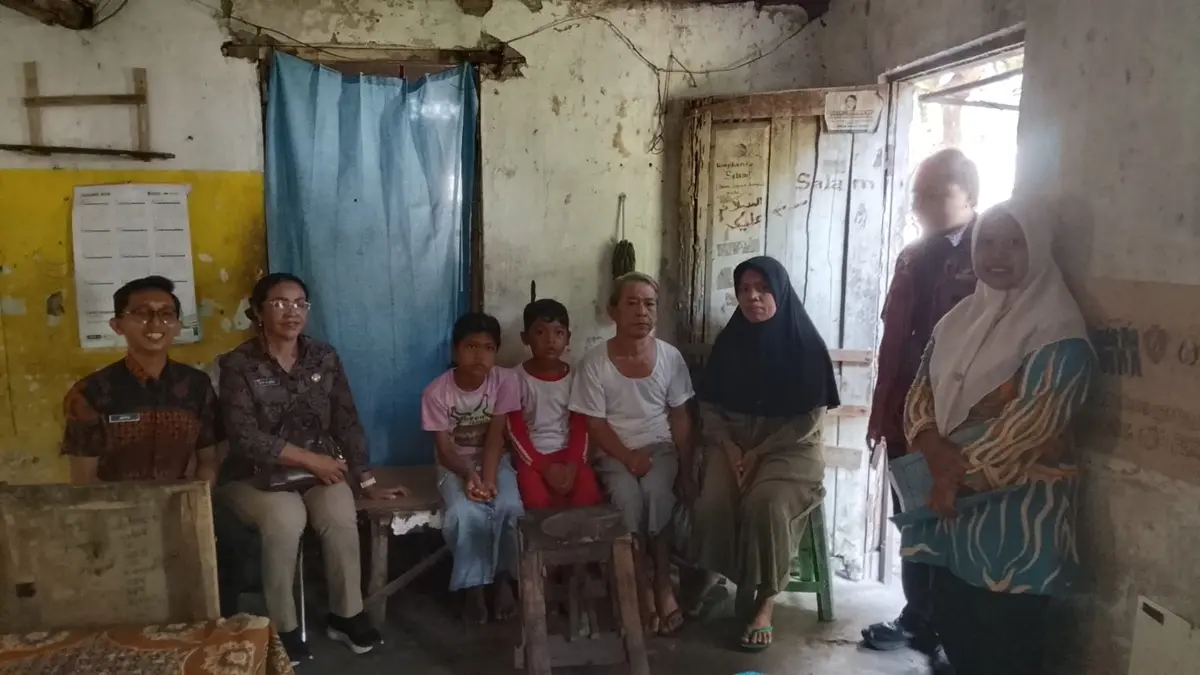 TURUN GUNUNG: Tim melakukan penjangkauan calon siswa Sekolah Rakyat untuk jenjang SD di Jombang. (Ainul Hafidz/Radar Jombang)