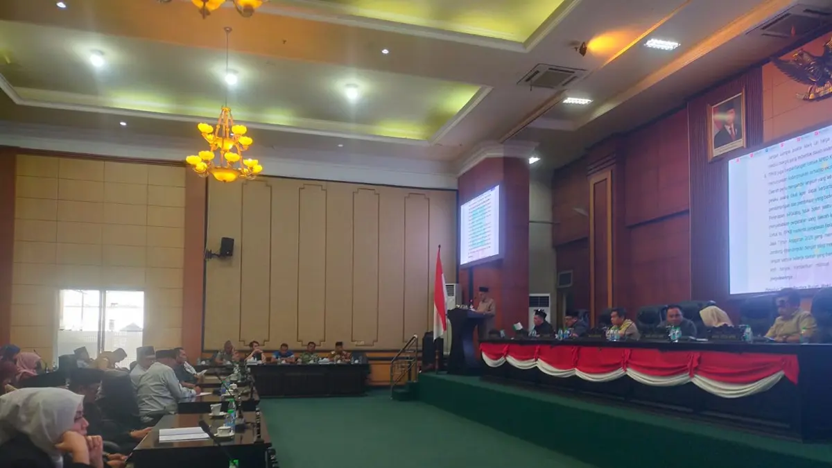 DIKEBUT: DPRD Jombang menggelar sidang paripurna Raperda Pertanggungjawaban APBD 2025, Senin (15/6). (Azmy Endiyana/Radar Jombang)