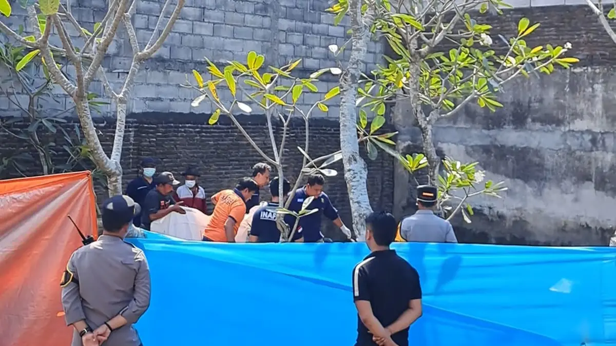 Satreskrim Polres Jombang bersama Polsek Peterongan dan tim dokter forensik RS Bhayangkara Kediri melakukan ekshumasi terhadap makam korban, Minggu (14/6). (Achmad RW/Radar Jombang)