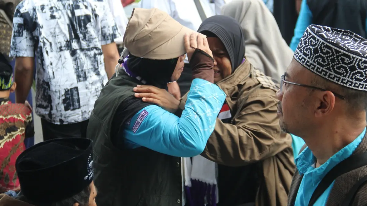 BARU TIBA: Jemaah kloter 60 dan 61 yang tiba di Pendopo Kabupaten Jombang disambut keluarga jemaah, (17/6). (Anggi Fridianto/Radar Jombang)