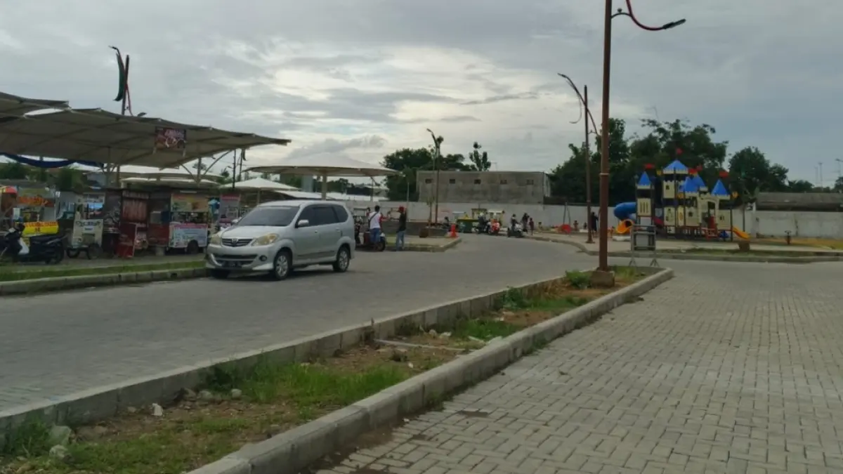 DIAMBIL ALIH: Disdagrin Jombang mengambil alih pengelolaan parkir Sentra PKL Jl KH Ahmad Dahlan. (Azmy Endiyana/Radar Jombang)