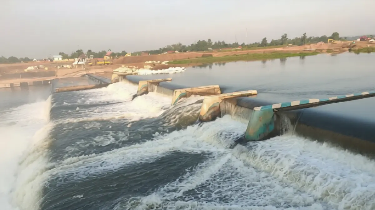 DITANGANI DARURAT: Kisdam dari jumbo bag menutup pintu enam Dam Karet Jatimlerek, Jombang yang bocor. (Ainul Hafidz/Radar Jombang)