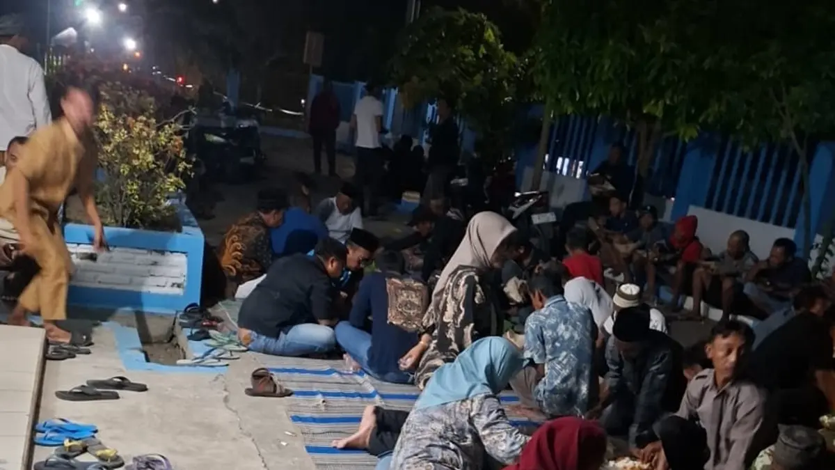 GUYUB: Warga berkumpul di halaman kantor Dam Karet Jatimlerek, Kecanatan Plandaan, Jombang. (Ainul Hafidz/Radar Jombang)