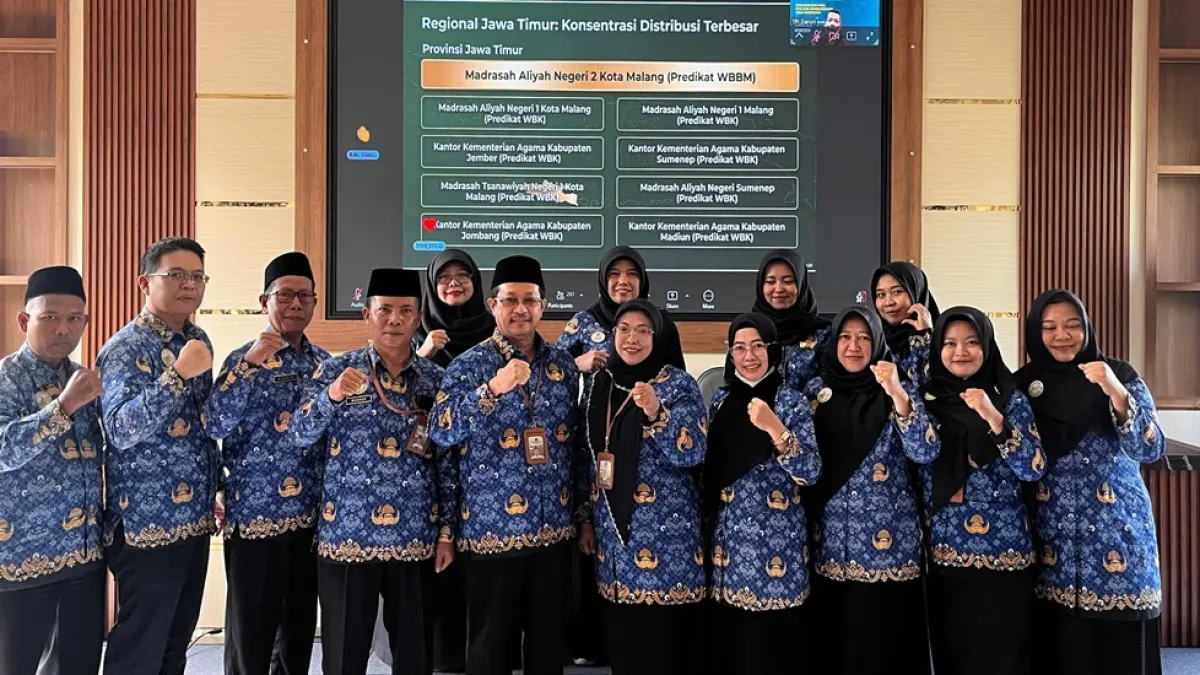 Ketua Tim Zona Integritas Kemenag Jombang, Arif Hidayatulloh Bersama jajaran Kemenag Jombang dari Aula Al Muhajirin, Rabu (17/6). (Wenny Rosalina/Radar Jombang)