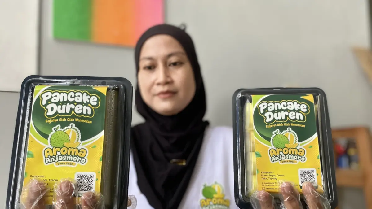 OLAHAN LOKAL: Alina Dini, warga Desa Panglungan, Kecamatan Wonosalam, Jombang menunjukkan pancake durian asli Desa Panglungan Wonosalam. (Anggi Fridianto/Radar Jombang)