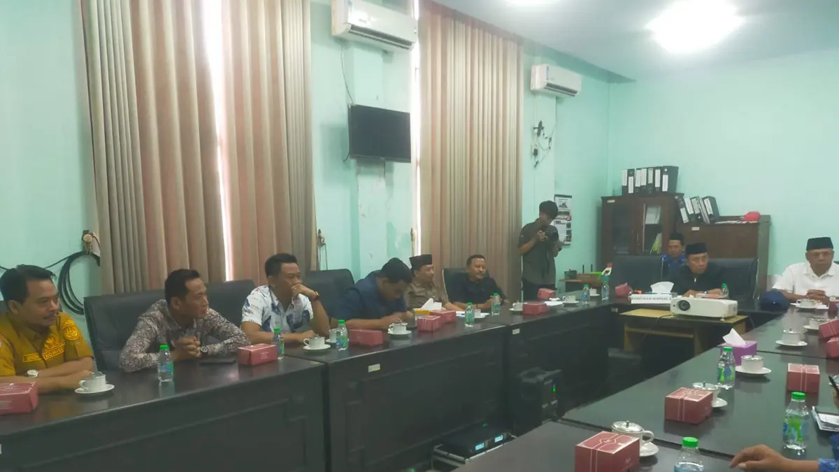 SERIUS: Komisi A DPRD Jombang menggelar RDP dengan DPMD Jombang terkait revisi Perda Pilkades, Rabu (17/6). (Azmy Endiyana/Radar Jombang)