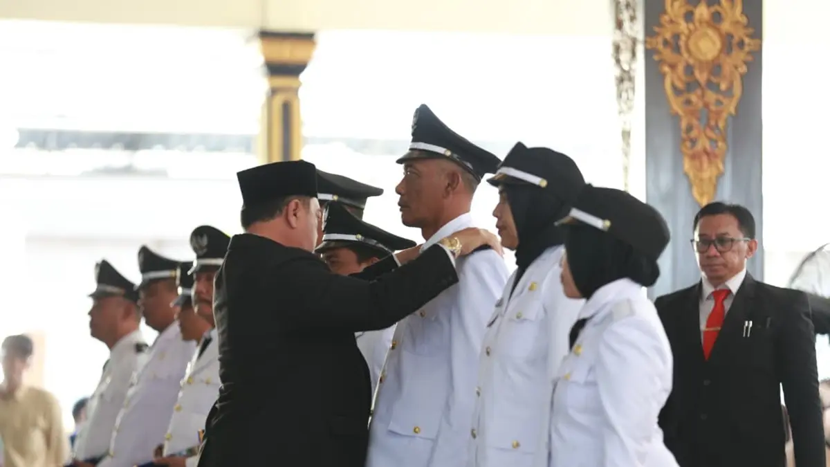 Bupati Jombang Warsubi melantik 10 kepala desa antar waktu (KDAW) yang resmi mengemban tugas baru. (Achmad RW/Radar Jombang)