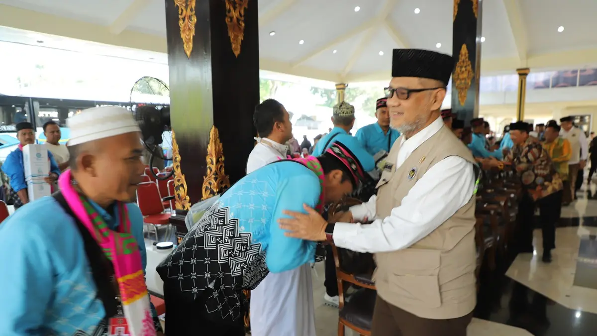 DISALURKAN: Menteri Haji dan Umrah RI Moch Irfan Yusuf saat menyalurkan bantuan dari Pemerintah Uni Emirat Arab (UEA), di Pendopo Kabupaten Jombang, (18/6).  (Anggi Fridianto/Radar Jombang)