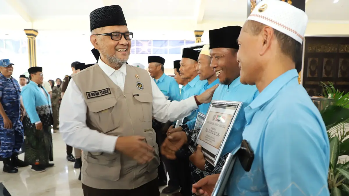 DISALURKAN: Menteri Haji dan Umrah RI Moch Irfan Yusuf saat menyalurkan bantuan dari Pemerintah Uni Emirat Arab (UEA), di Pendopo Kabupaten Jombang, Kamis (18/6). (Anggi Fridianto/Radar Jombang)