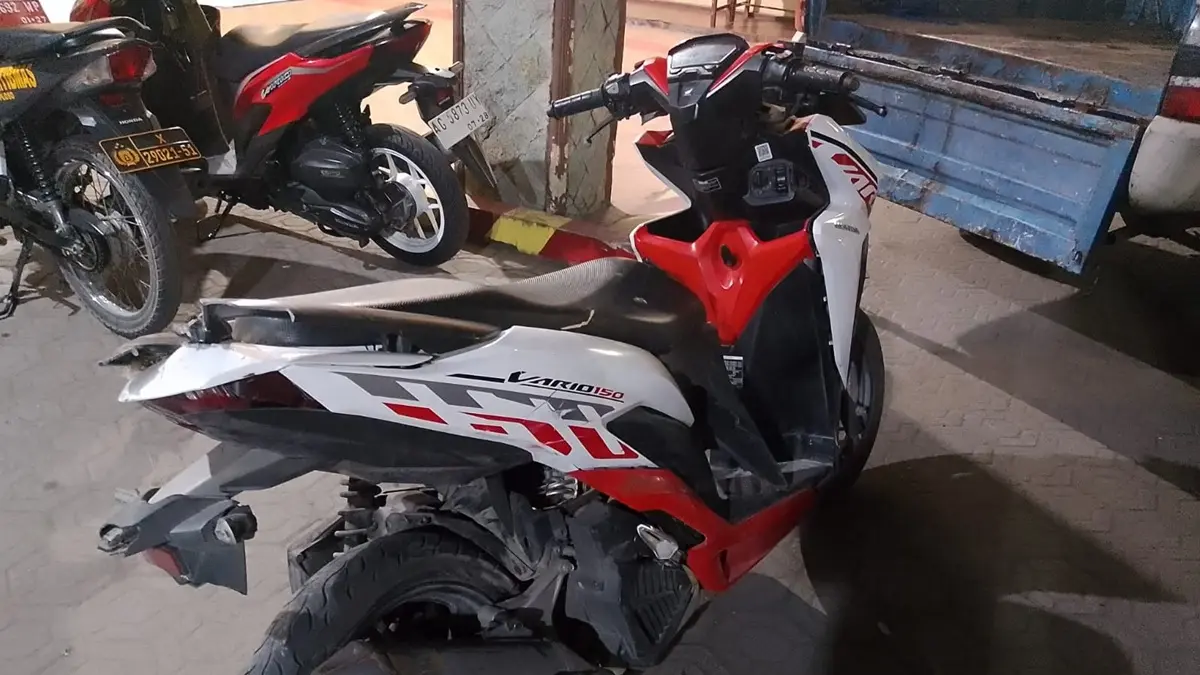 Kecelakaan maut melibatkan sepeda motor bonceng tiga dengan truk terjadi di perempatan jalur provinsi Ploso–Babat, Desa Losari, Kecamatan Ploso, Jombang, Rabu (17/6) malam. (Achmad RW/Radar Jombang)