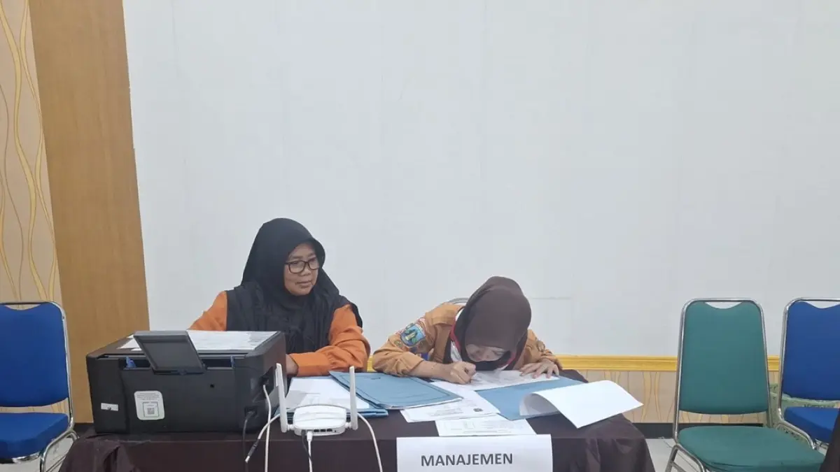 LANCAR: Pelayanan SPMB di SMKN 1 Jombang, (13/6). (Wenny Rosalina/Radar Jombang)