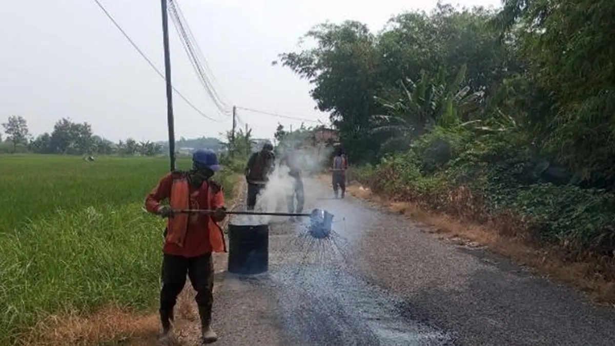 RESPONS CEPAT: Petugas dari Dinas PUPR Jombang melakukan perbaikan jalan. 