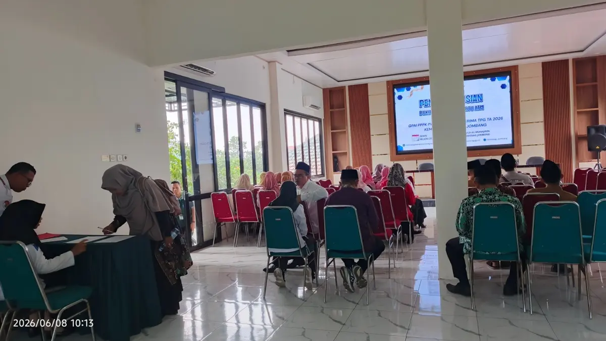 SEGERA CAIR: Penyerahan rekening baru pada guru PAI non ASN dan PPPK paruh waktu Jombang,(8/6). (Wenny Rosalina/Radar Jombang)