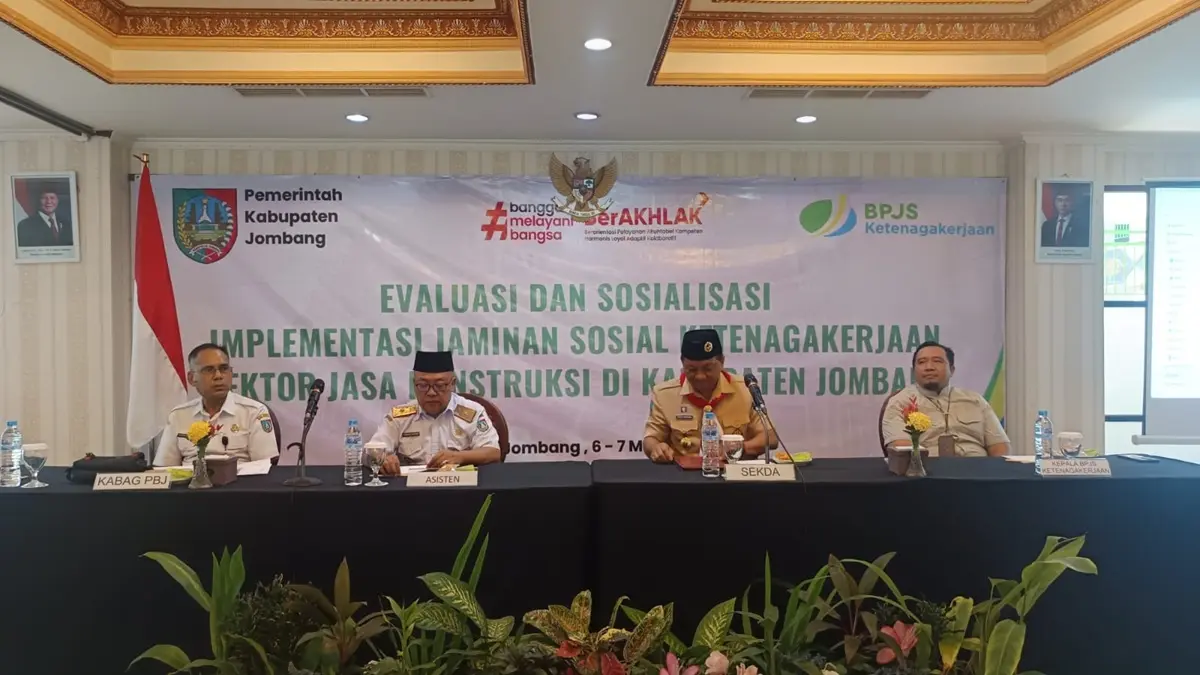 SUKSES: Sekdakab Jombang Agus Purnomo membuka evaluasi dan sosialisasi implementasi Jaminan Sosial Ketenagakerjaan Sektor Jasa Konstruksi, (6-7/5).