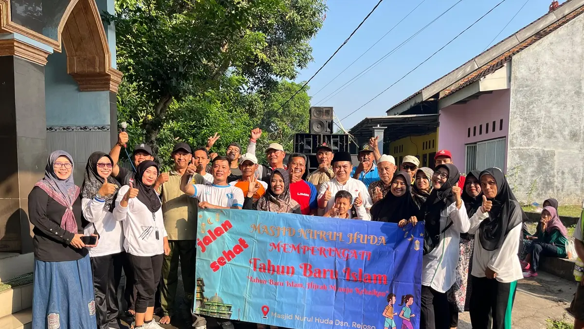 TELADAN: Wakil Ketua 3 DPRD Jombang, HM Syarif Hidayatullah ST MMT (Gus Sentot), menghadiri jalan sehat tahun baru Islam di Dusun Rejoso, Desa Ngumpul, Kecamatan Jogoroto, Selasa (16/6). (Rojiful Mamduh/Radar Jombang)