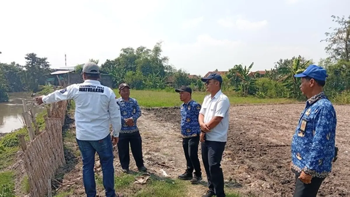 TURUN GUNUNG: Dinas PUPR Jombang bersama UPI dan PPK OP V BBWS Brantas meninjau Afvour Watudakon di Desa Watudakon, Kecamatan Kesamben.