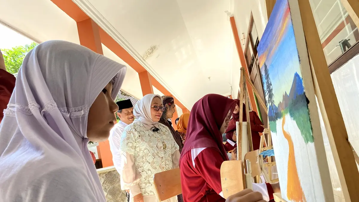 ANTUSIAS: Siswa Sekolah Rakyat Jombang mengikuti kegiatan di sekolah yang terletak di Desa Mancilan Mojoagung. (Anggi Fridianto/Radar Jombang)