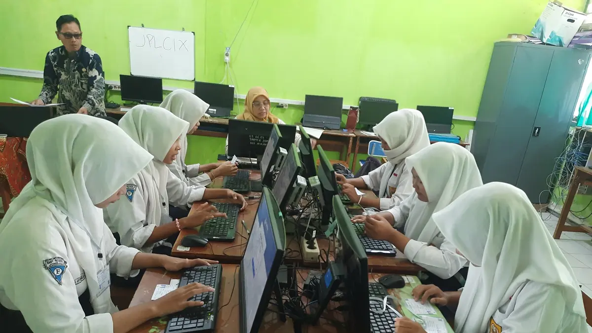 FOKUS: Siswa SMPN 6 Jombang saat mengikuti Tes Kemampuan Akademik (13/4). (Wenny Rosalina/Radar Jombang)