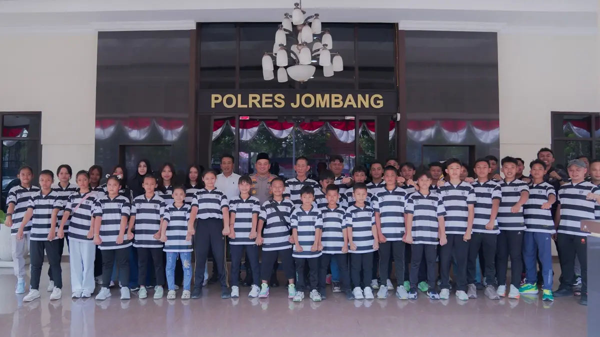 MEMBANGGAKAN: Karateka yang akan tampil Piala Kapolda Jatim diberangkatkan Kapolres Jombang AKBP Ardi Kurniawan dan Ketua Harian Forki, Kwat Prayitno, Jumat (19/6). (Wenny Rosalina/Radar Jombang)