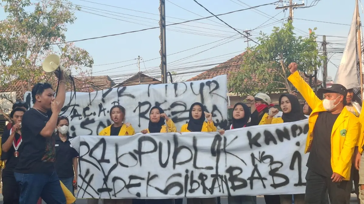 Puluhan mahasiswa yang tergabung dalam GMNI dan BEM Undar Jombang menggelar aksi unjuk rasa di depan Gedung DPRD Kabupaten Jombang, Jumat (19/6). (Achmad RW/Radar Jombang)