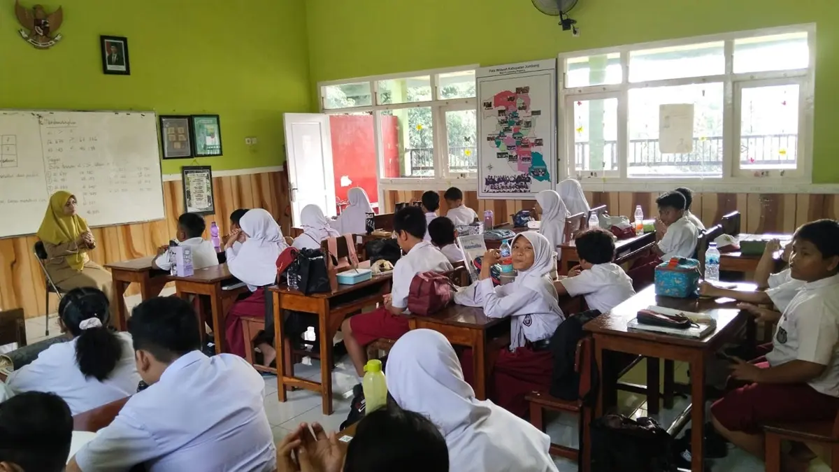 SABAR: Eni Nur Aini, guru PAI SDN Jombatan 3 Kecamatan Jombang saat mengajar di kelas. Dia mengikuti PPG 2025 dan sudah dapat TPG awal 2026.  (Wenny Rosalina/Radar Jombang)