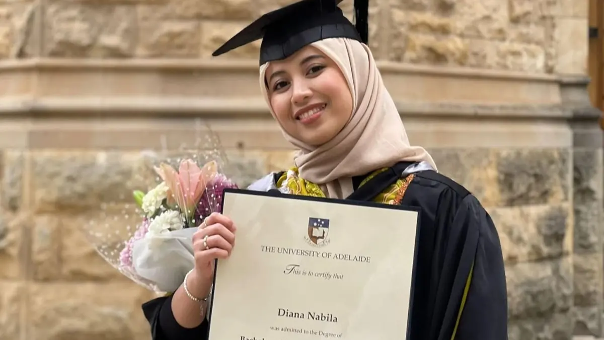 SENANG: Diana Nabila warga Desa Denanyar, Jombang yang lulus sarjana Hubungan Internasional dari University of Adelaide, Australia.