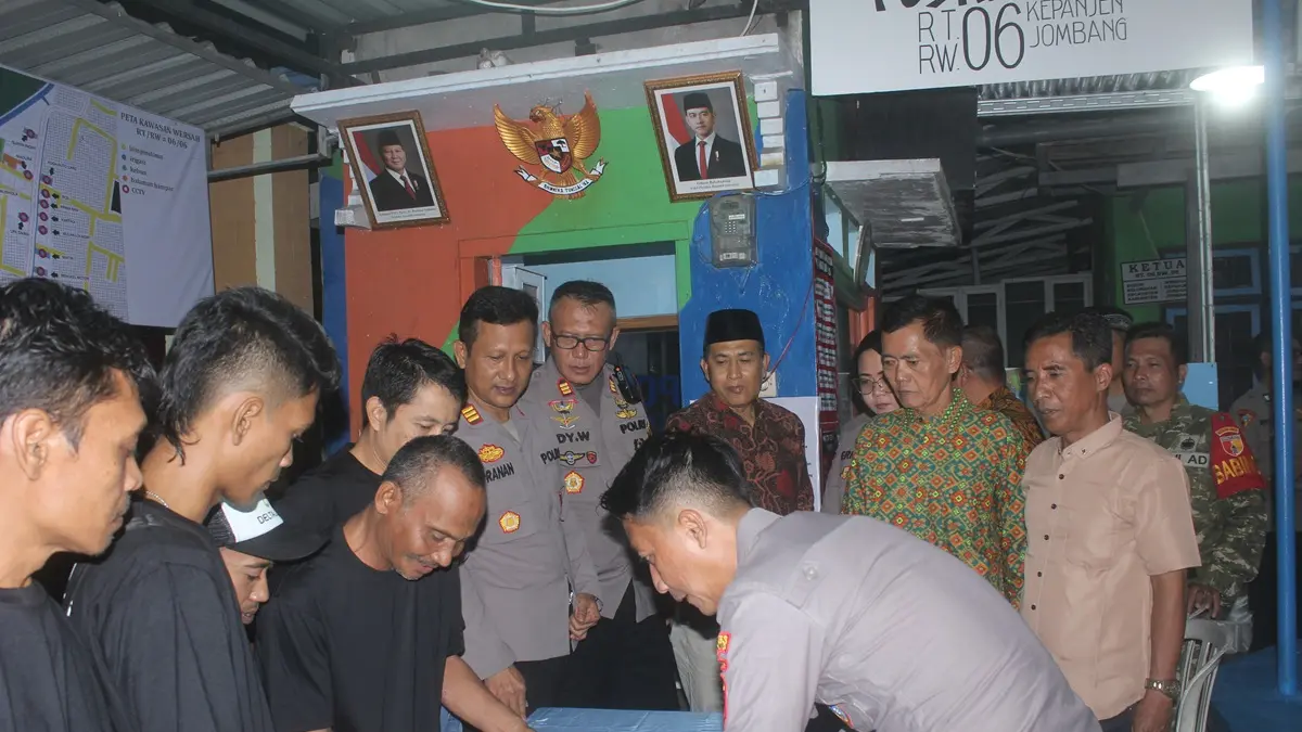 KONTROL: Kasat Binmas AKP Pranan Edi, Kapolsek AKP Edy Widoyono, Camat Muchtar, Lurah Kepanjen Nur Hasan dan Ketua RT Teguh Kusdiono di pos Satkamling RT/RW 06, Kepanjen, Jombang. (Rojiful Mamduh/Radar Jombang)
