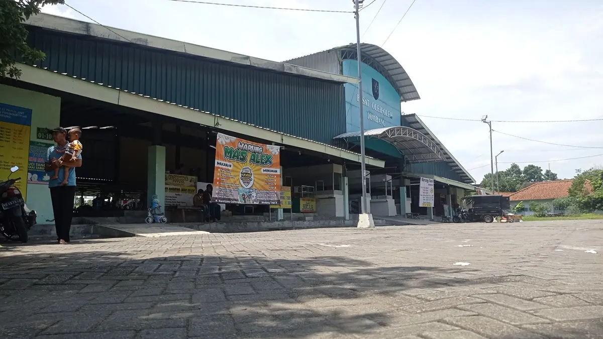 SEPI: Eks Pasar Ngrawan, Kecamatan Tembelang, Jombang sepi pengunjung, (20/3). (Azmy Endiyana/Radar Jombang)