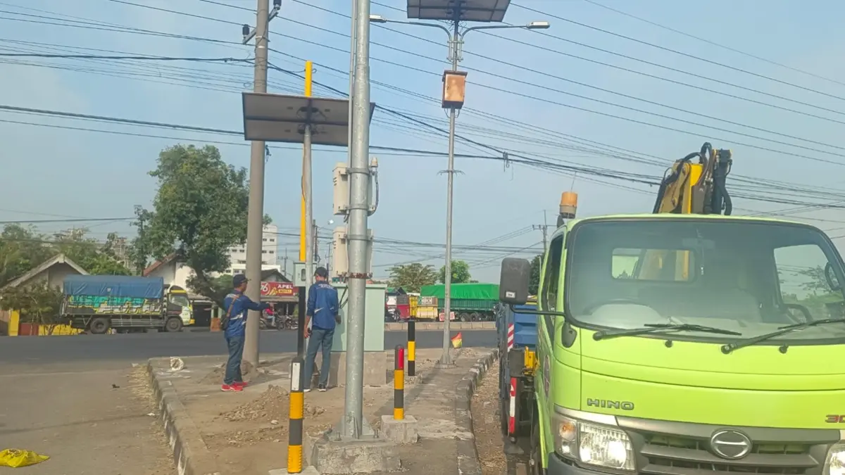 DIBONGKAR: TL Ring Road Mojoagung diperbaiki Pemkab Jombang. (Ainul Hafidz/Radar Jombang)
