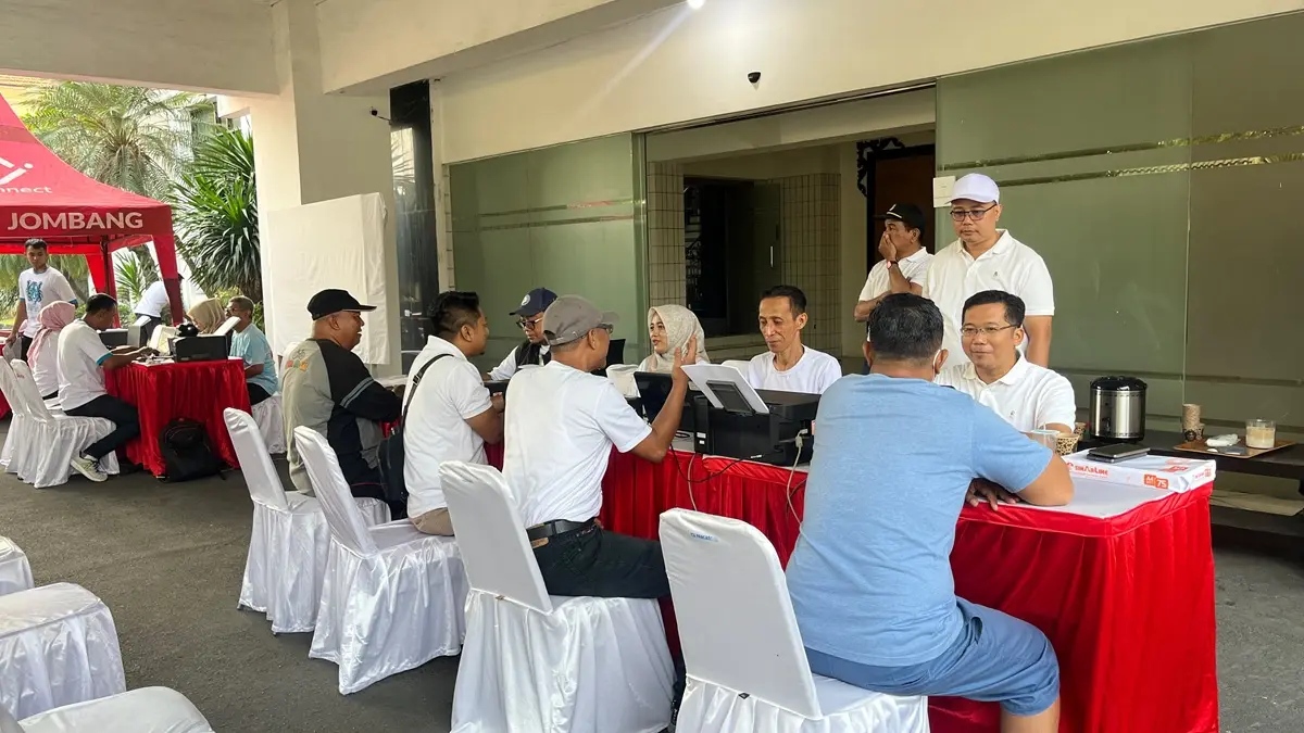 DISERBU: Booth pelayanan DPMPTSP Jombang dan Kantor Imigrasi diserbu masyarakat saat CFD Minggu (21/6). (Azmy Endiyana/Radar Jombang)