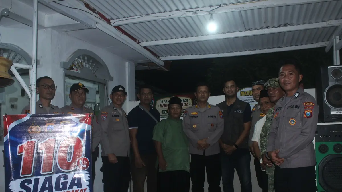 INOVASI:  Kasat Binmas AKP Pranan Edi serta tim penilai di pos Satkamling RT 04 RW 09 Lingkungan Geneng, Kelurahan Jombatan, Kecamatan Jombang. (Rojiful Mamduh/Radar Jombang)