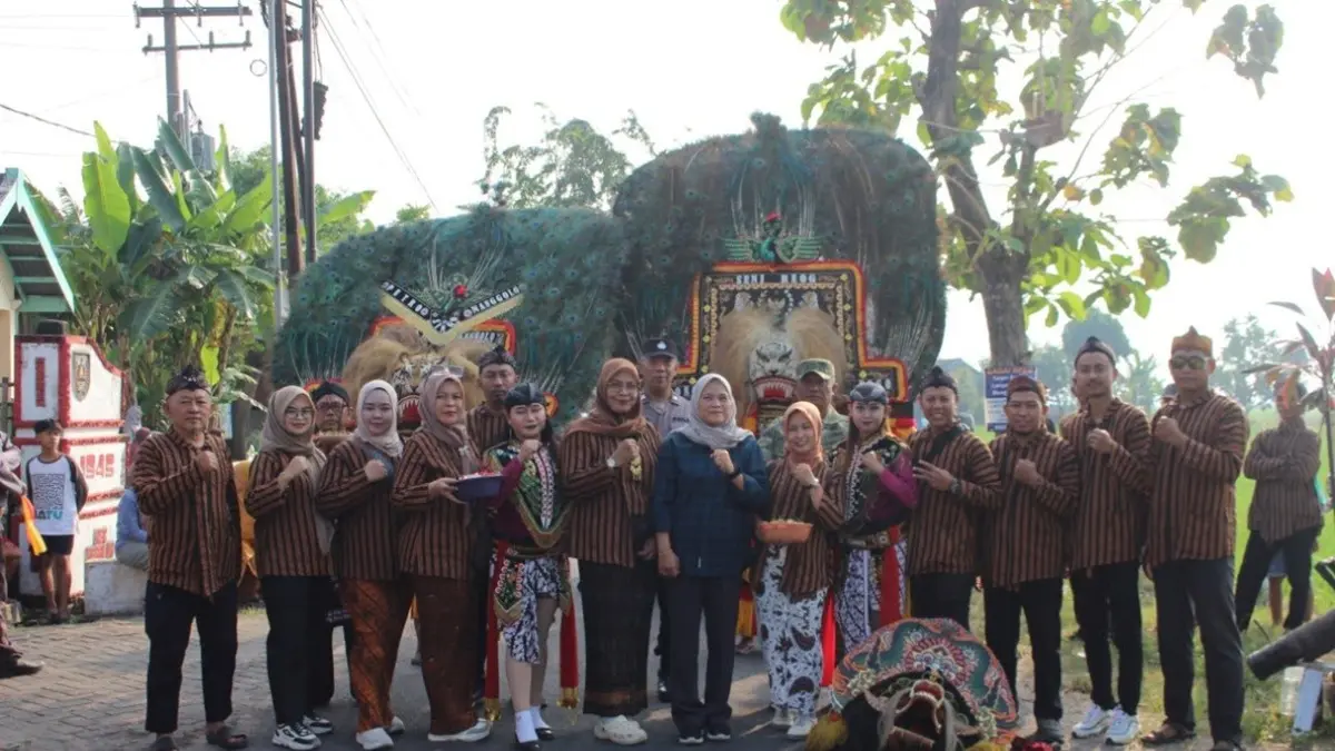 KOMPAK: Kepala Desa Sumberagung Arsi Dyah Mawarti (tengah) beserta jajaran Pemdes Sumberagung, Megaluh, Jombang mendampingi Camat Megaluh Ummi Salamah menjelang pemberangkatan pawai budaya, Sabtu (20/6). (Dwi Aris/Radar Jombang)