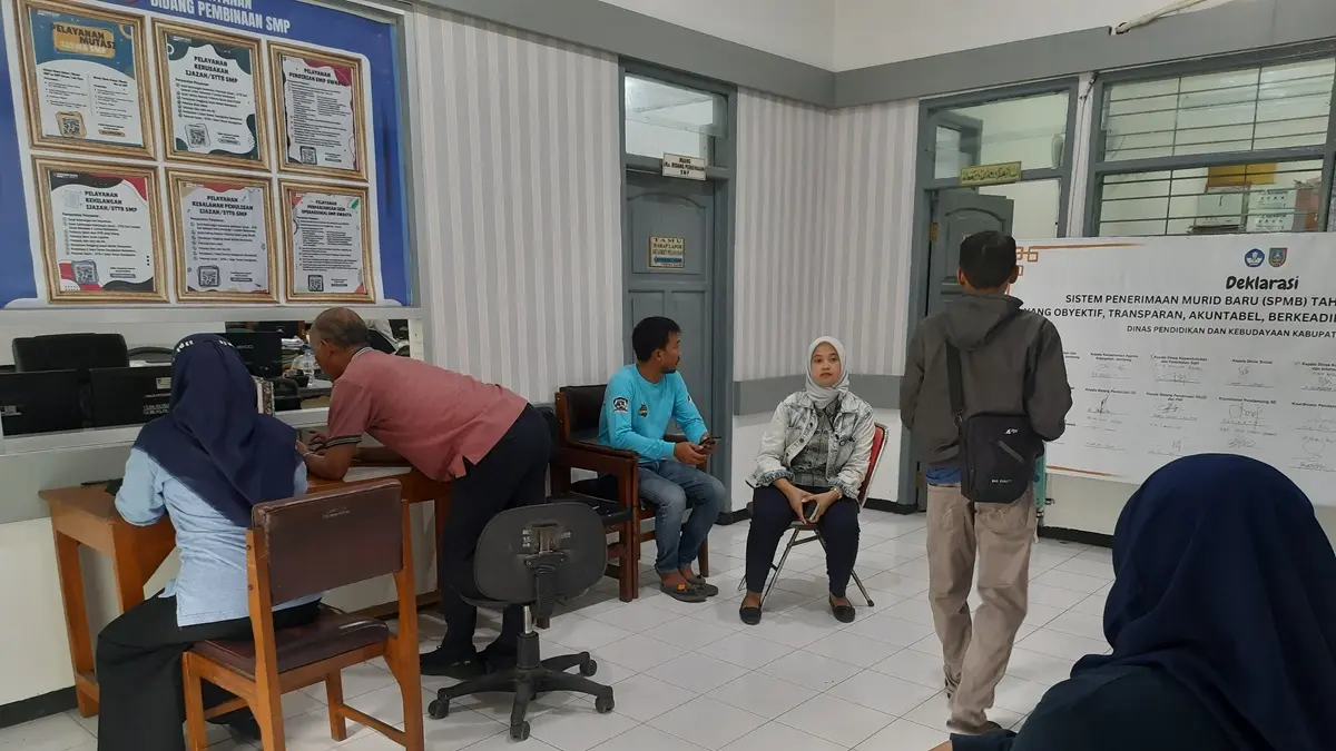 KONSULTASI: Wali murid menanyakan informasi SPMB di Kantor Dinas Pendidikan dan Kebudayaan Kabupaten Jombang (12/6). (Wenny Rosalina/Radar Jombang)