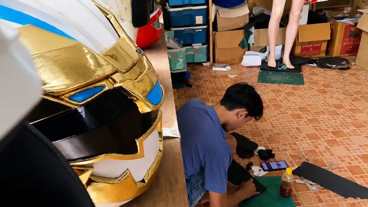 KREATIF: Pekerja membuat kreasi kostum super hero di rumah sederhana Desa Sambondukuh, Kecamatan Jombang, (19/6). (Anggi Fridianto/Radar Jombang)