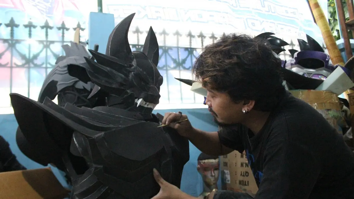 KREATIF: Pekerja membuat kreasi kostum super hero di rumah sederhana Desa Sambondukuh, Kecamatan Jombang, (19/6). (Anggi Fridianto/Radar Jombang)