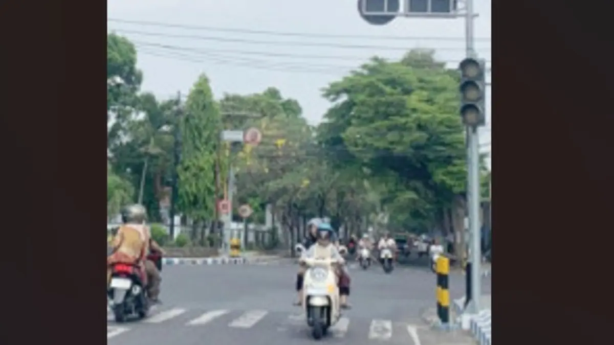 Pemadaman listrik bergilir yang terjadi sejak Sabtu pagi (20/6) menjadikan sejumlah lampu lalu lintas (traffic light) di wilayah perkotaan Jombang padam. (Azmy Endiyana/Radar Jombang)