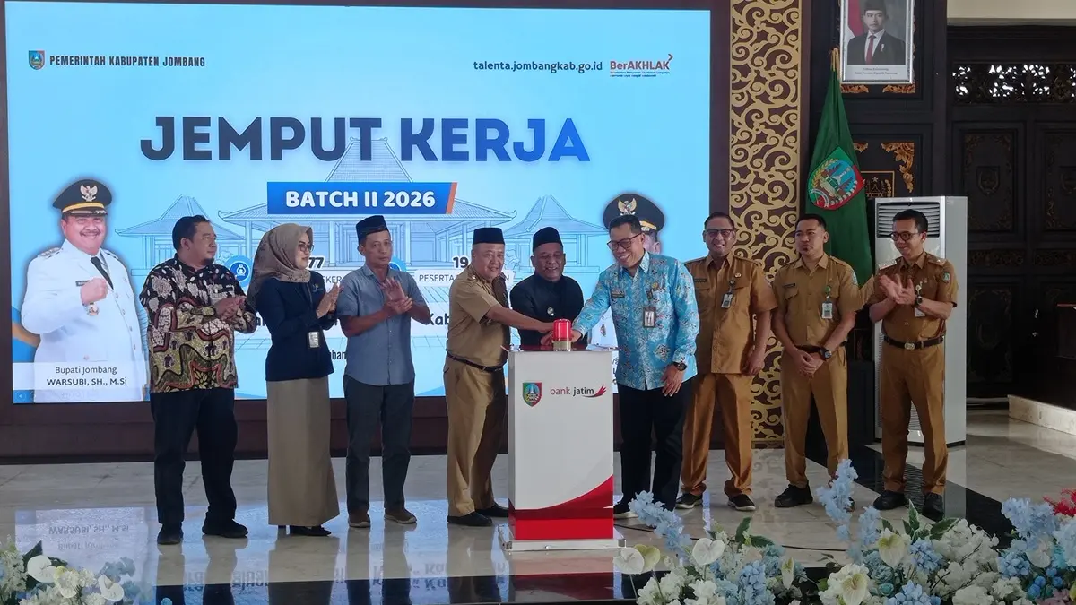 BARU: Wabup Salmanudin bersama Kepala Disnaker Jombang Isawan Nanang Risdiyanto meluncurkan aplikasi Talenta. (Ainul Hafidz/Radar Jombang)
