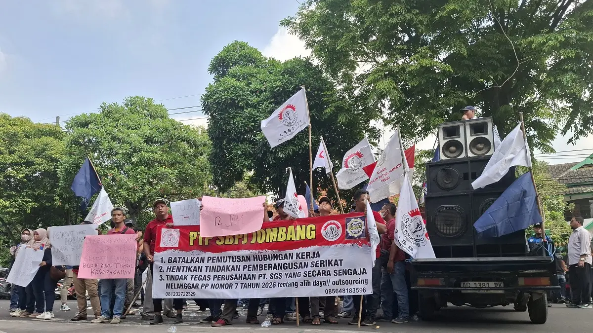 Buruh pabrik Plywood Jombang menggeruduk kantor Pemkab Jombang untuk menolak PHK 1.000 lebih pekerja