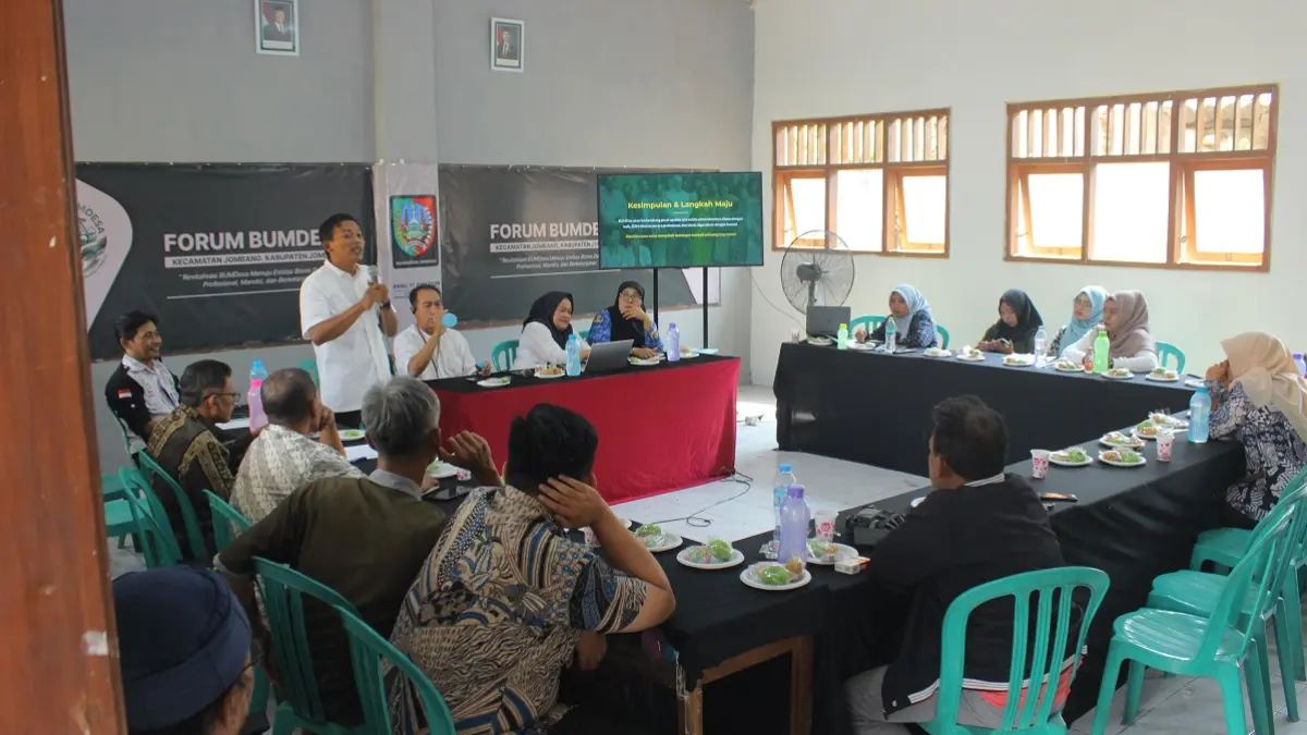 Camat Jombang Muchtar dan Kepala Desa Tambakrejo Mohammad Nasir Fadlillah (tengah) bersama segenap peserta forum BUMDesa se-Kecamatan Jombang di kantor BUMDesa Berkah Sejahtera Tambakrejo, Rabu (17/6).