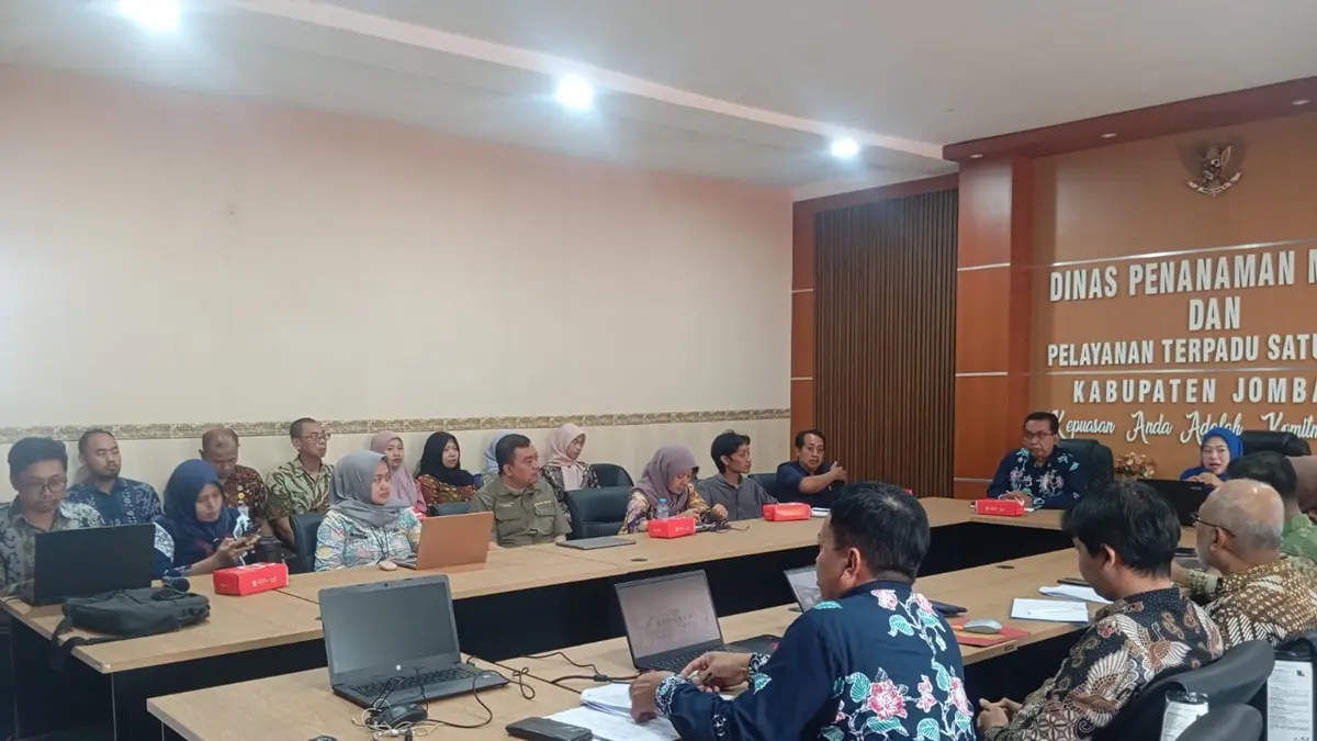 DIBAHAS: Pemkab Jombang bersama DPMPTSP Jatim saat membahas tiga proyek unggulan untuk ditawarkan kepada investor, Jumat (19/6). (Anggi Fridianto/Radar Jombang)