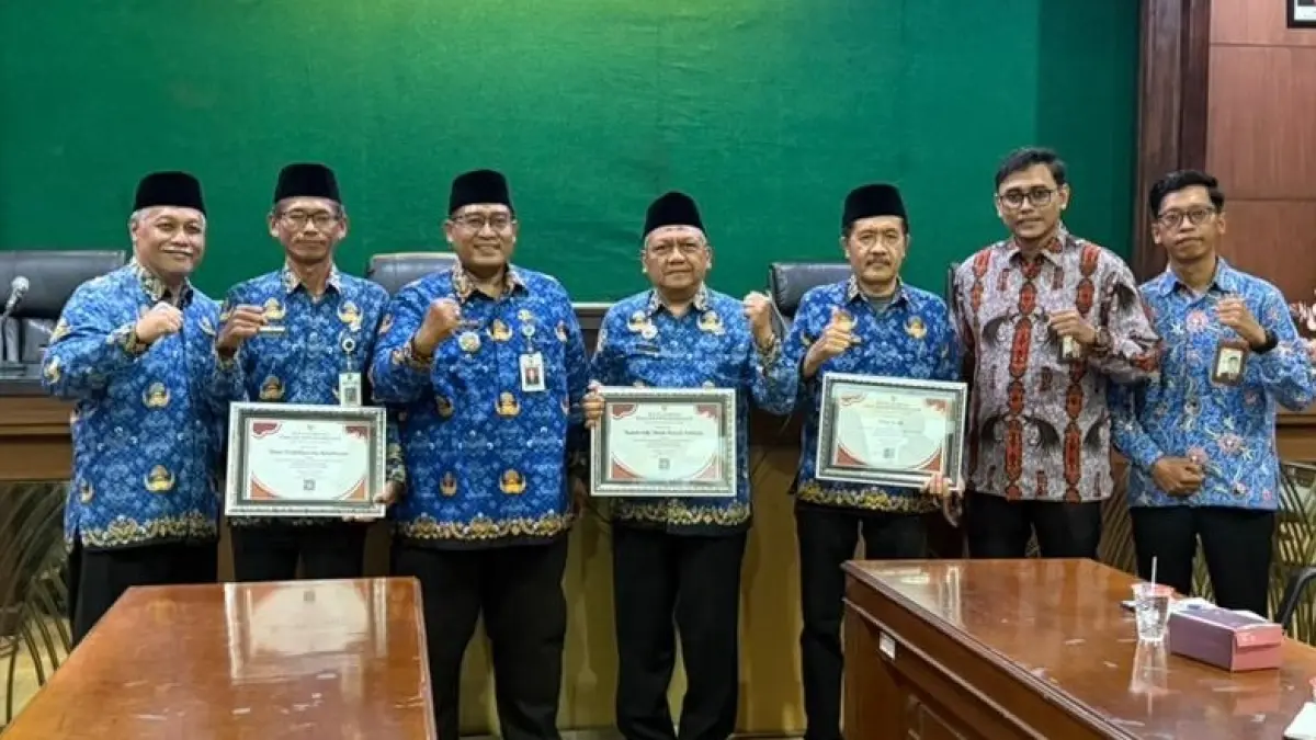 Direktur RSUD Jombang, dr Pudji Umbaran MKP, menerima penghargaan dari Ombudsman RI atas capaian Opini Kualitas Tinggi dalam Penilaian Maladministrasi Pelayanan Publik 2025, Rabu (17/6).