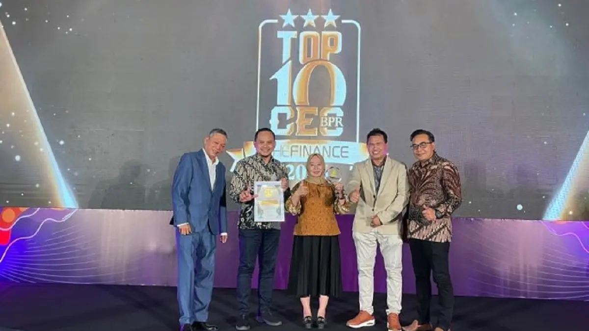 Direktur Utama PT BPR Bank Jombang Perseroda, Dr Afandi Nugroho SE MM, meraih penghargaan yang diberikan The Finance di Yogyakarta, Jumat (19/6).