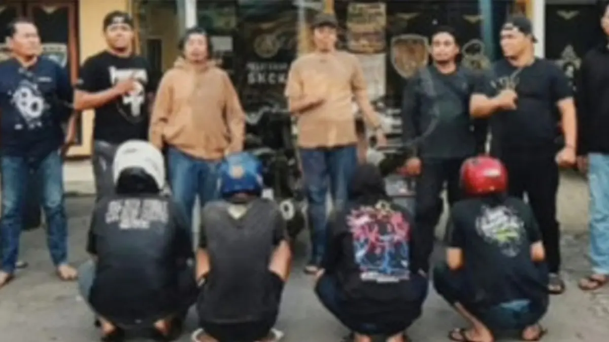 Empat pemuda asal Kabupaten Jombang akhirnya diringkus polisi setelah terlibat aksi konvoi berujung perusakan dan pembakaran motor di Surabaya. 